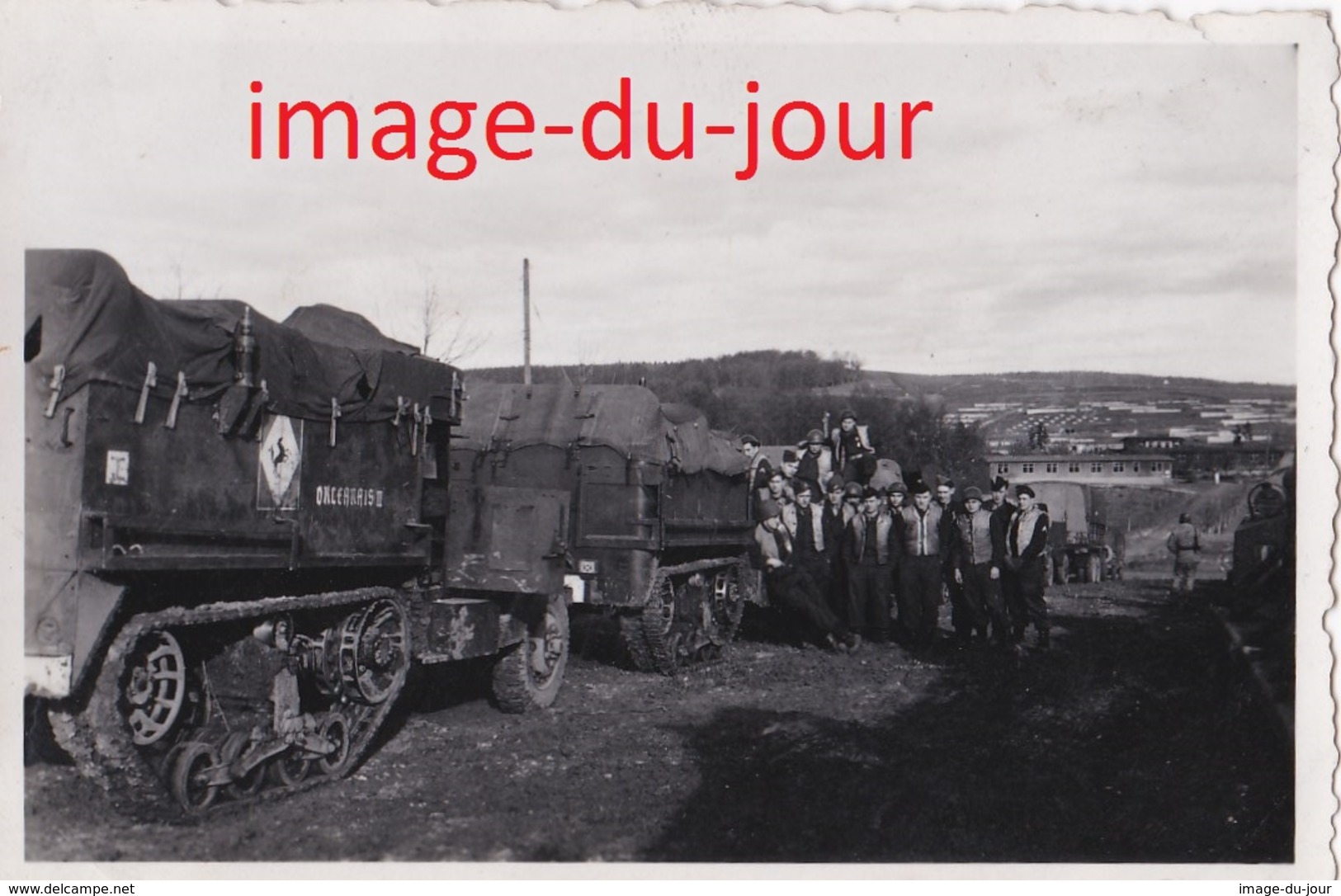 Photo Ancienne  CAMION MILITAIRE REMORQUE A CHENILLES A IDENTIFIER MARQUAGE TRANSMISSION T.S.F - Guerre, Militaire