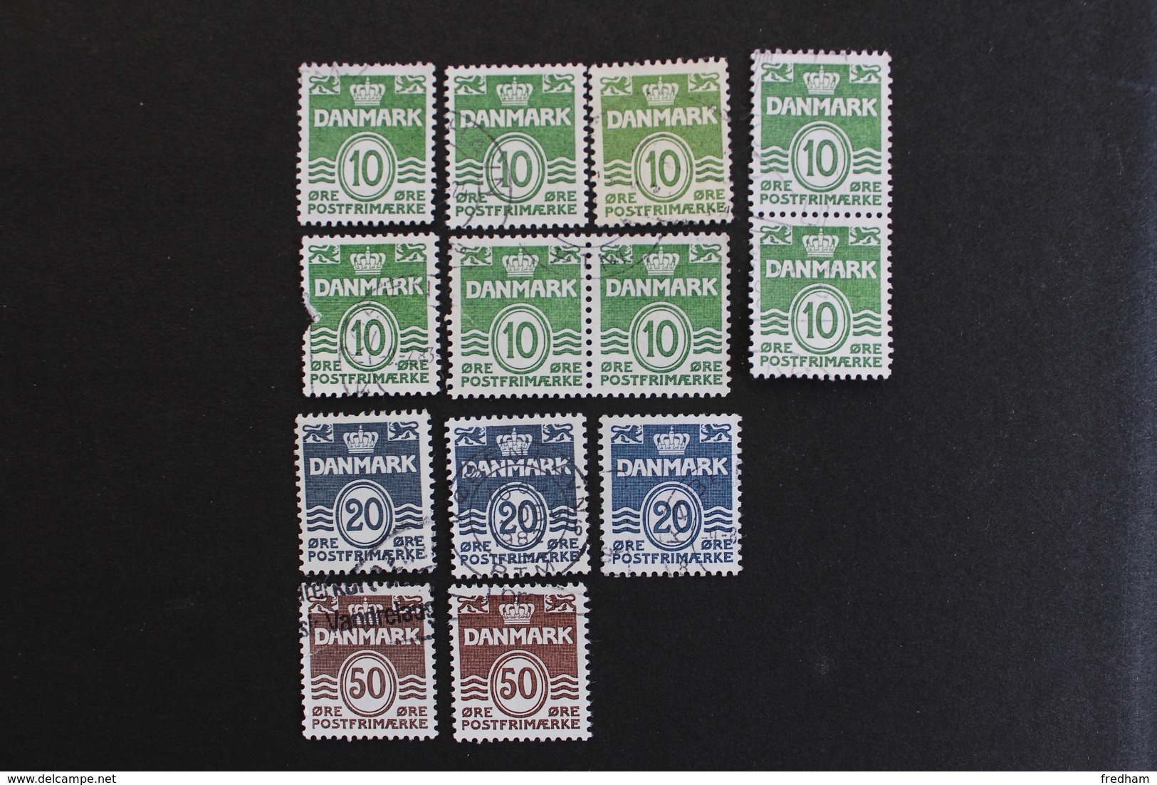 DANEMARK TIMBRES DE SERVICE 1981-1990 PAIRE VERTICALE HORIZONTALE NUANCE DE TON SUR LE VERT OBLITERES - Officials