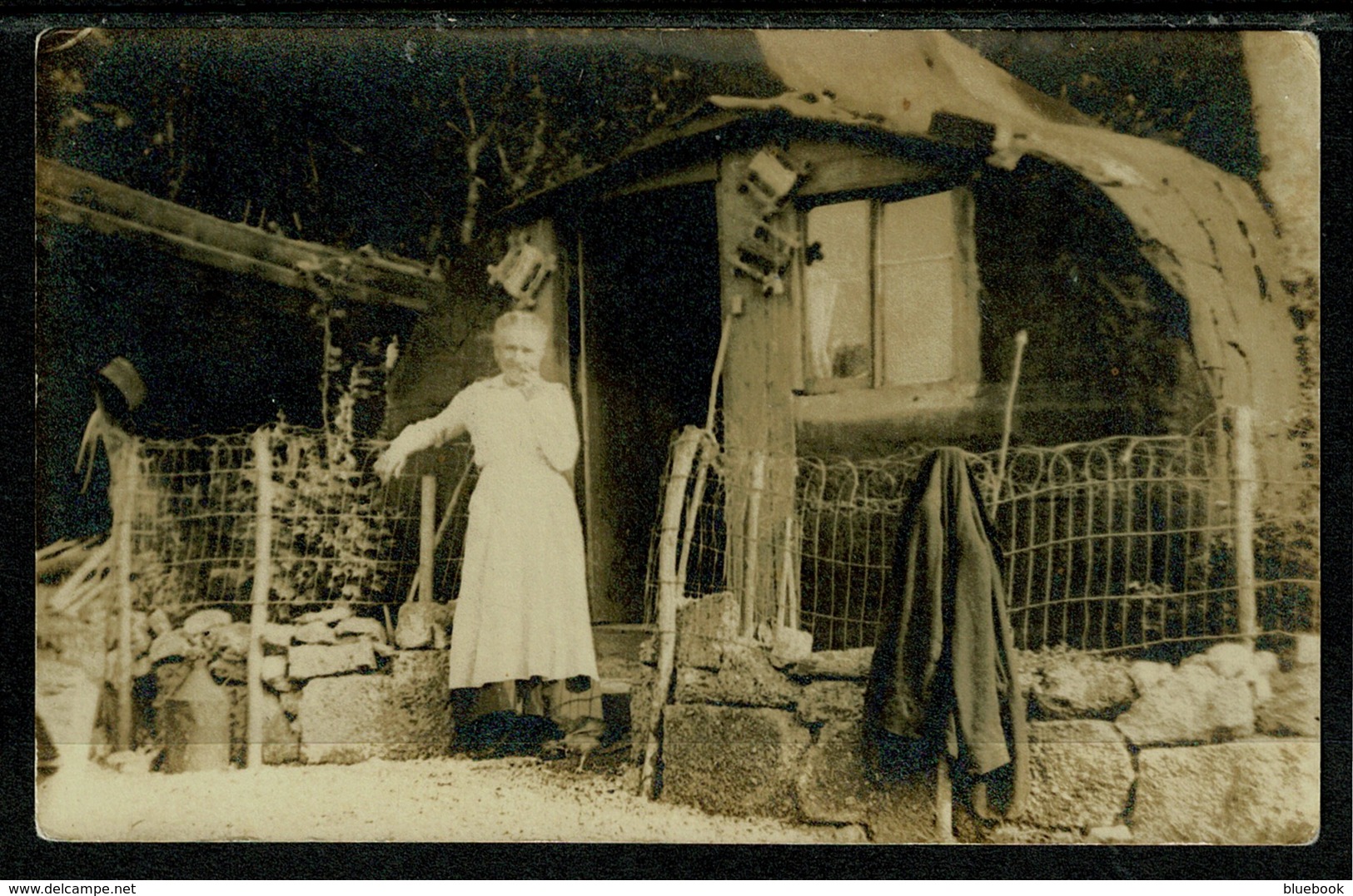 Ref 1303 - Early Ethnic Social Real Photo Postcard - Old Woman Outside Cabin - Helensburgh Argyll & Bute - Europe