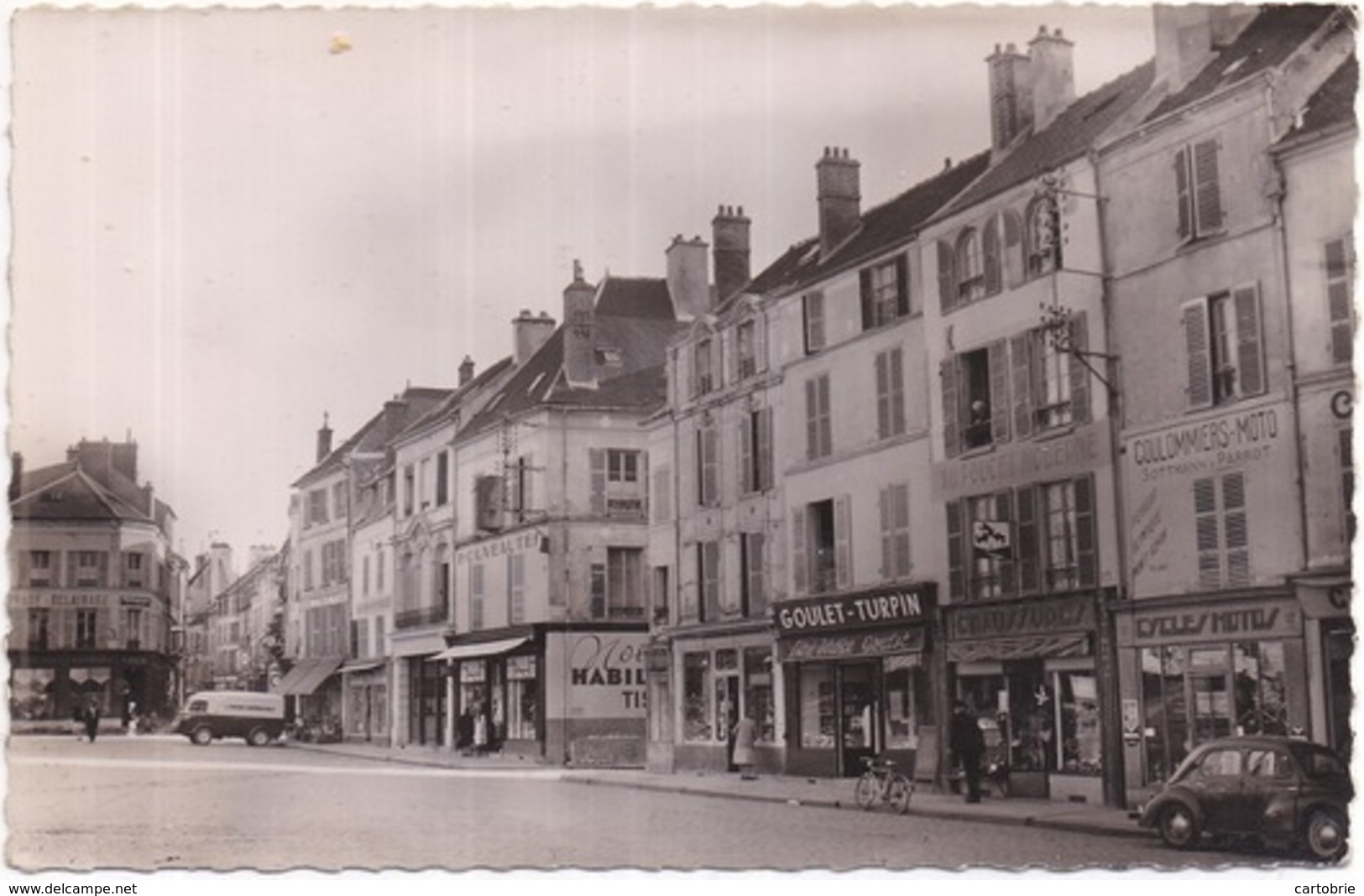 77 COULOMMIERS - La Place Du Marché - CPSM - Animée - Voiture 4CV, Goulet-Turpin, Coulommiers-Moto, Etc. - Coulommiers