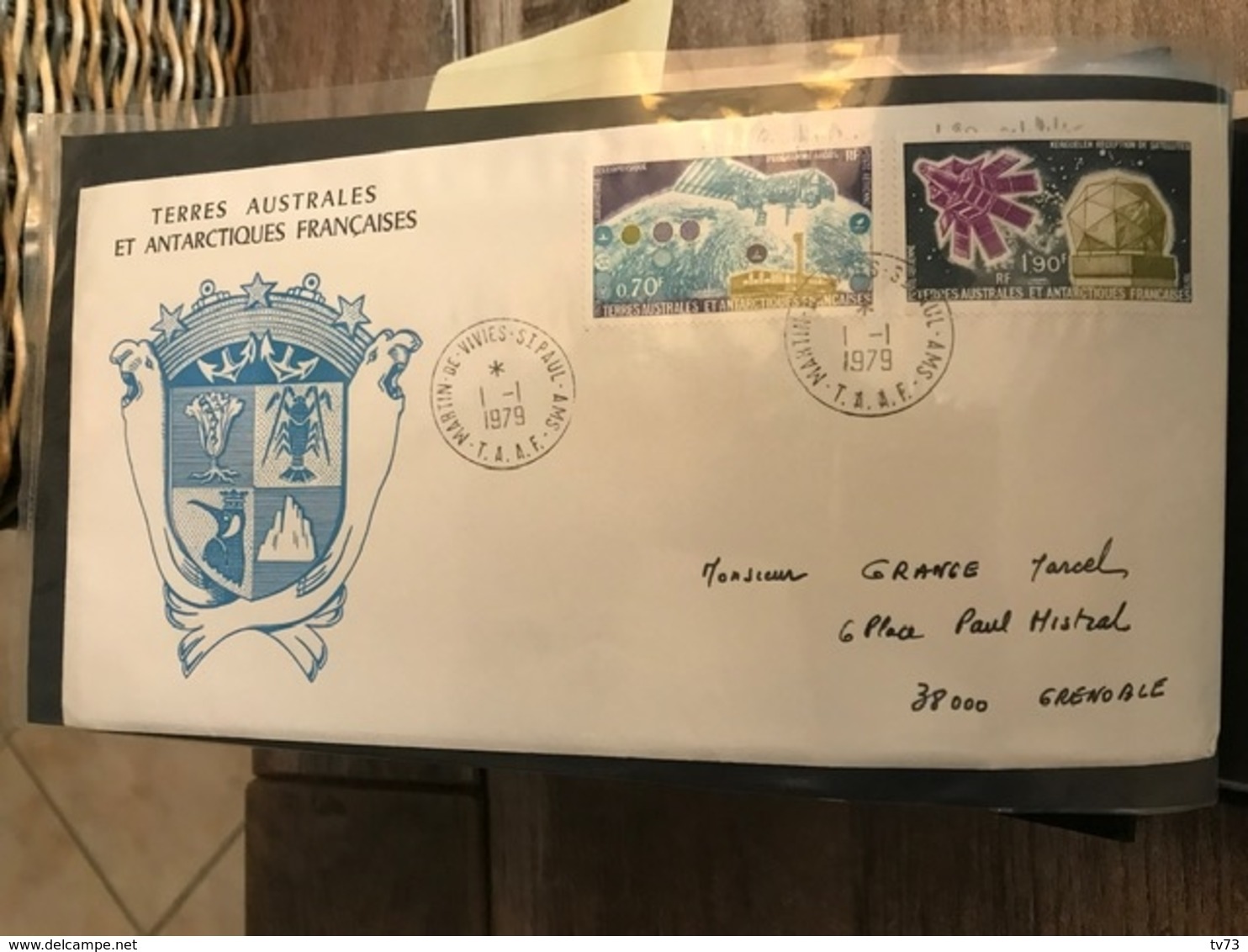 Album Lindner contenant  63 lettres enveloppes 1er jour TAAF et  KERGUELEN