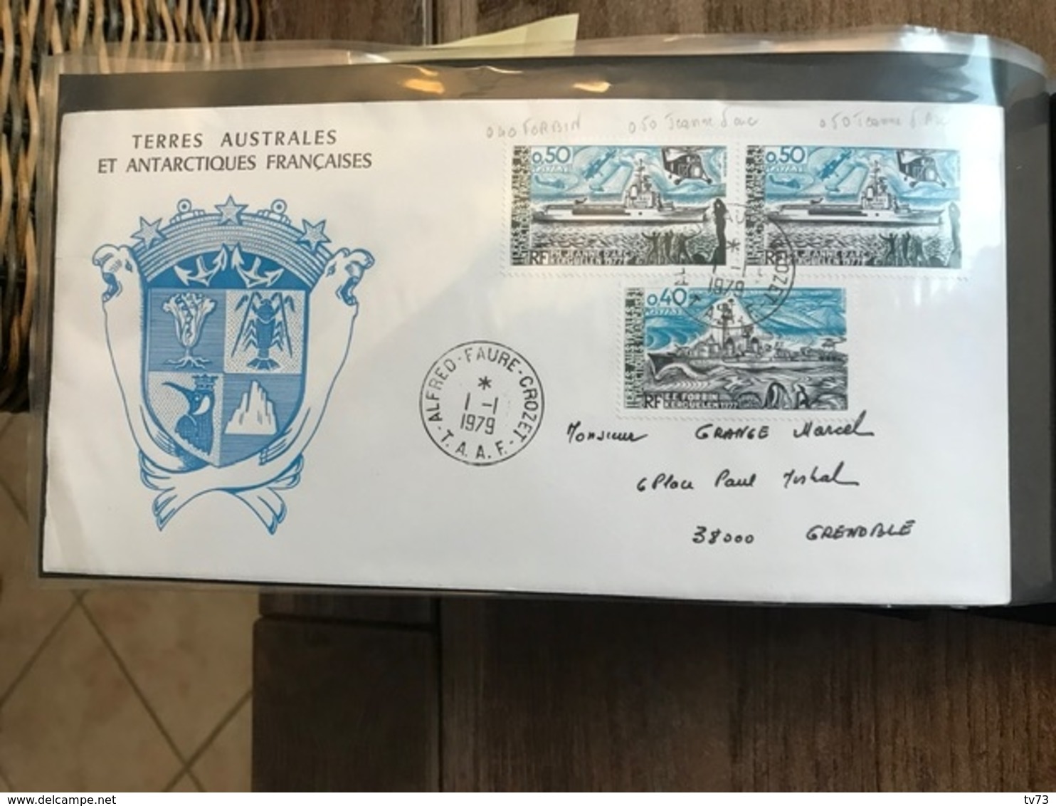 Album Lindner contenant  63 lettres enveloppes 1er jour TAAF et  KERGUELEN