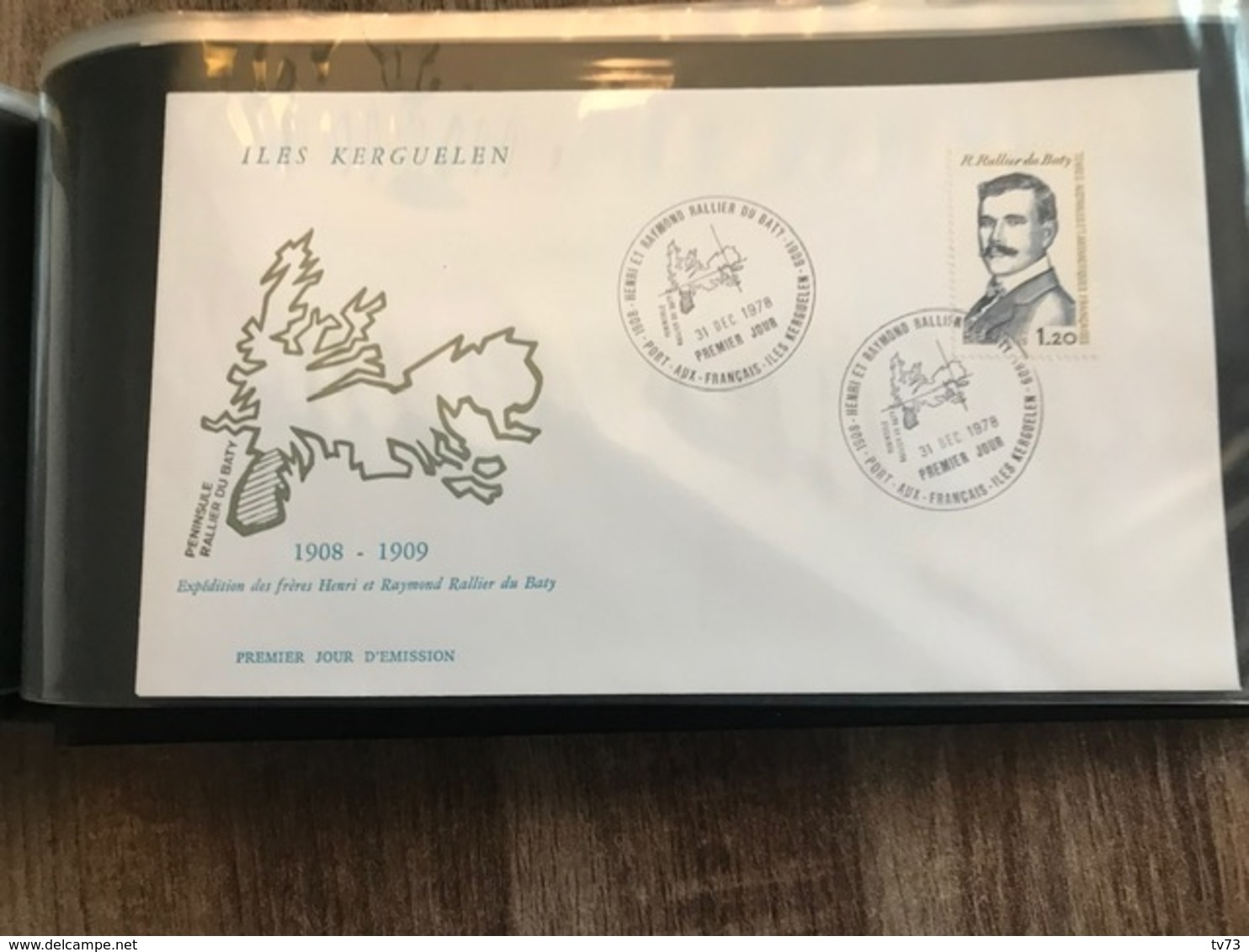 Album Lindner contenant  63 lettres enveloppes 1er jour TAAF et  KERGUELEN