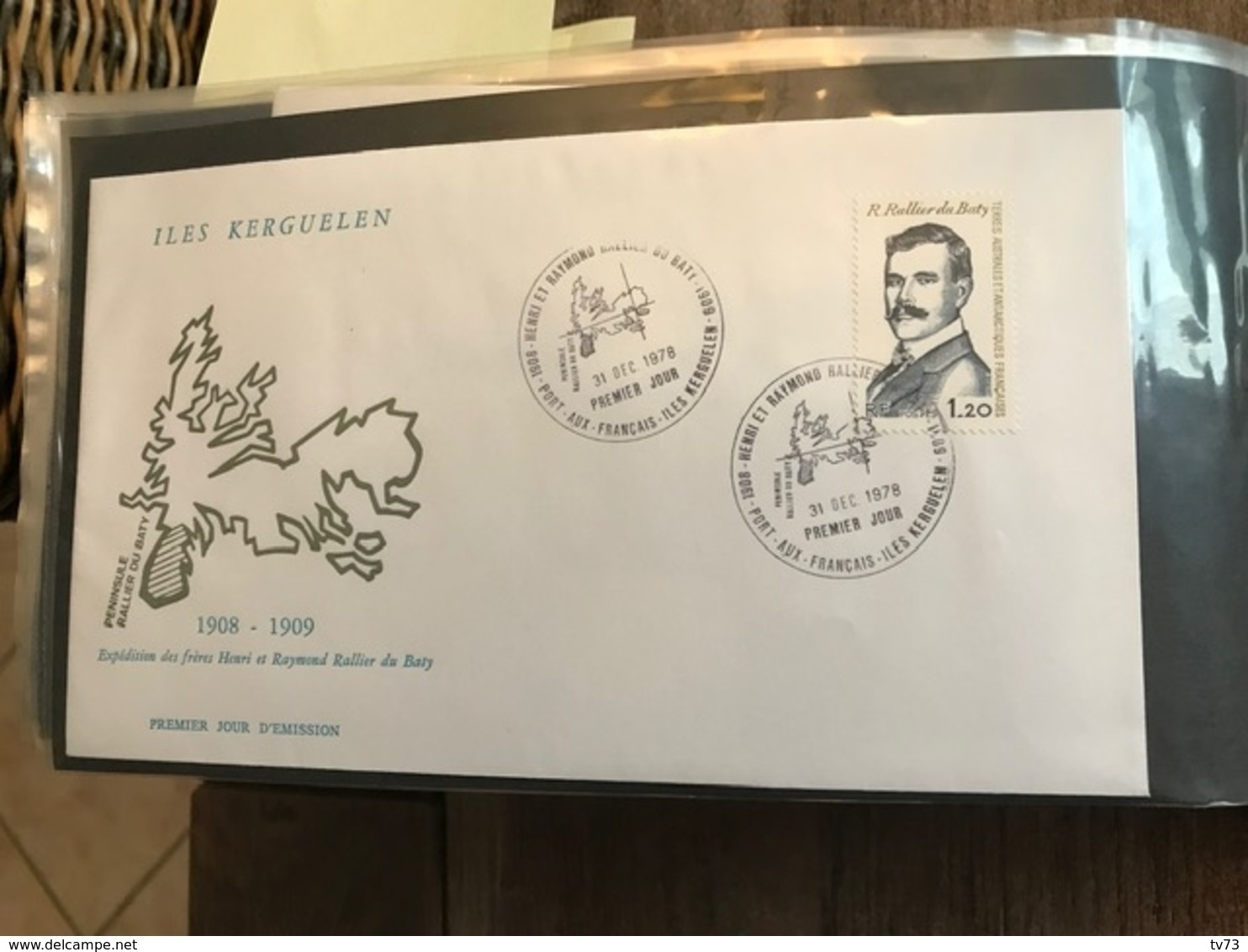 Album Lindner contenant  63 lettres enveloppes 1er jour TAAF et  KERGUELEN