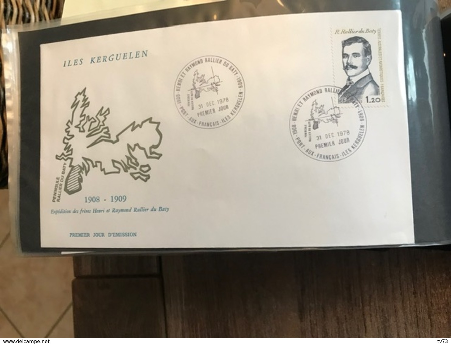 Album Lindner contenant  63 lettres enveloppes 1er jour TAAF et  KERGUELEN