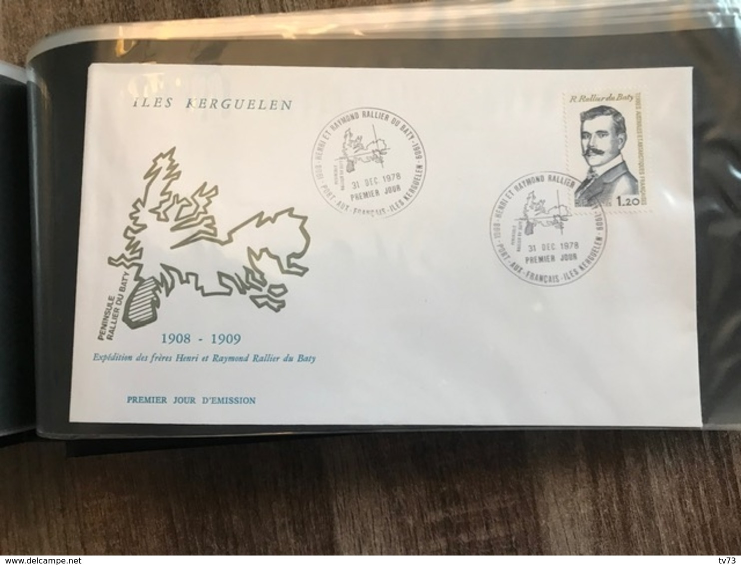 Album Lindner contenant  63 lettres enveloppes 1er jour TAAF et  KERGUELEN