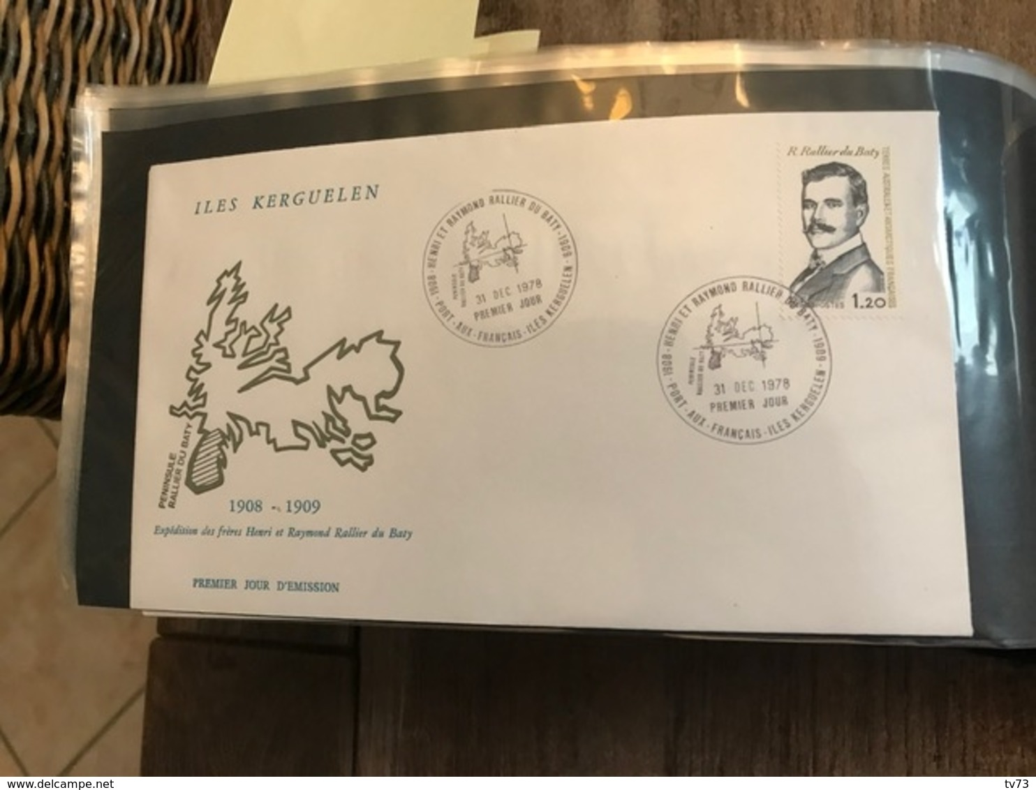 Album Lindner contenant  63 lettres enveloppes 1er jour TAAF et  KERGUELEN