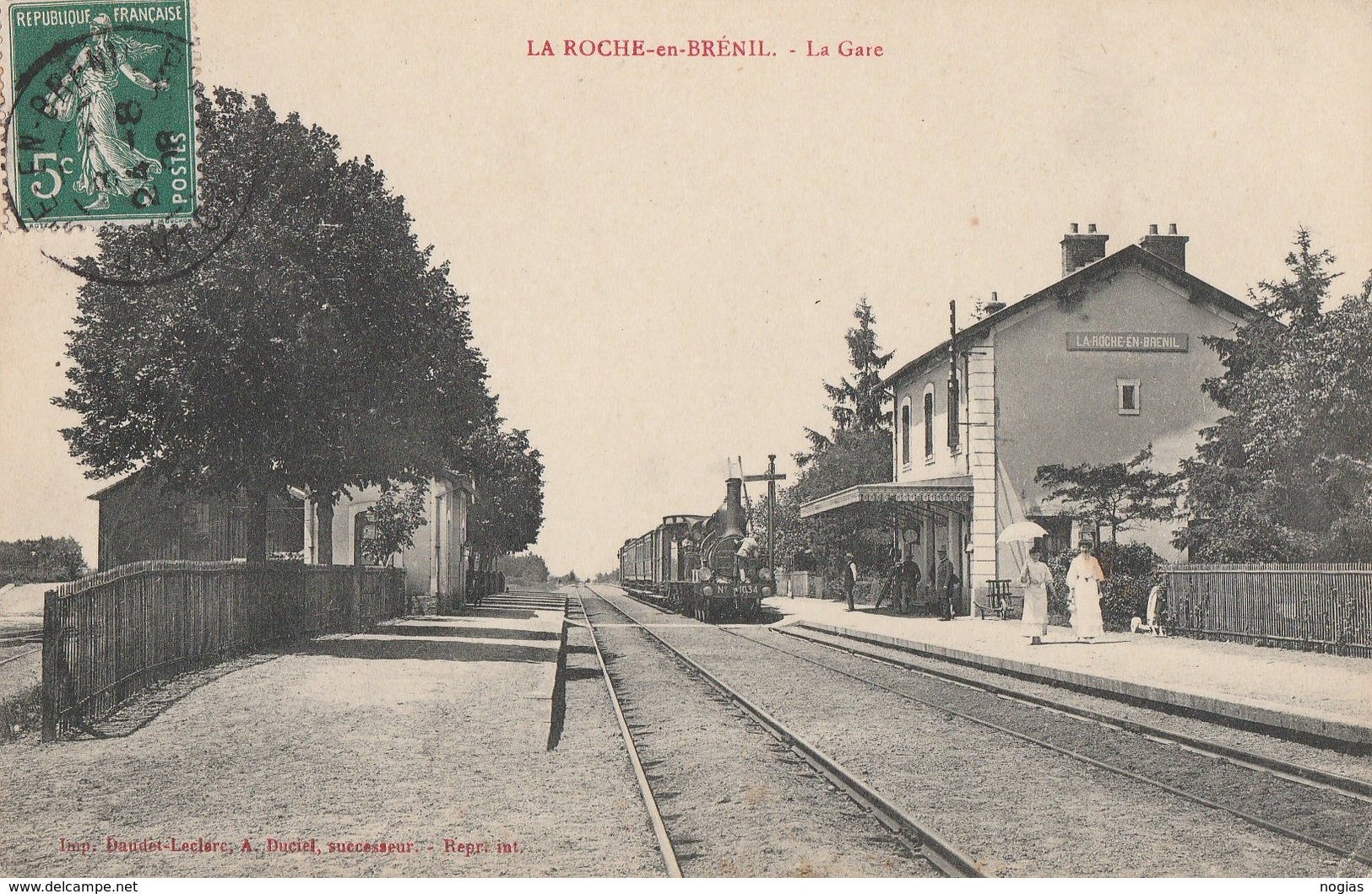 LA ROCHE-EN-BRENIL - LE TRAIN ARRIVE EN GARE - BEAU PLAN - ANIMATION SUR LE QUAI -  TOP !!! - Autres & Non Classés