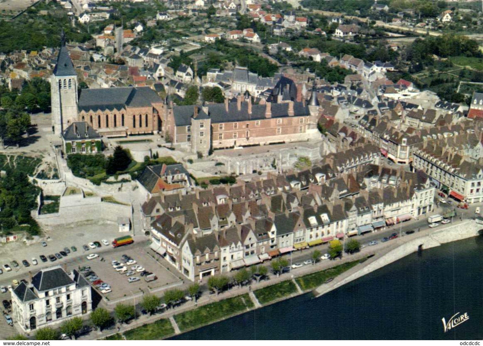 GIEN  (Loiret) L'Eglise Saint Pierre Et Le Chateau Vue Aérienne Pilote Et Operateur R Henrard Colorisée RV Edit Valloire - Gien