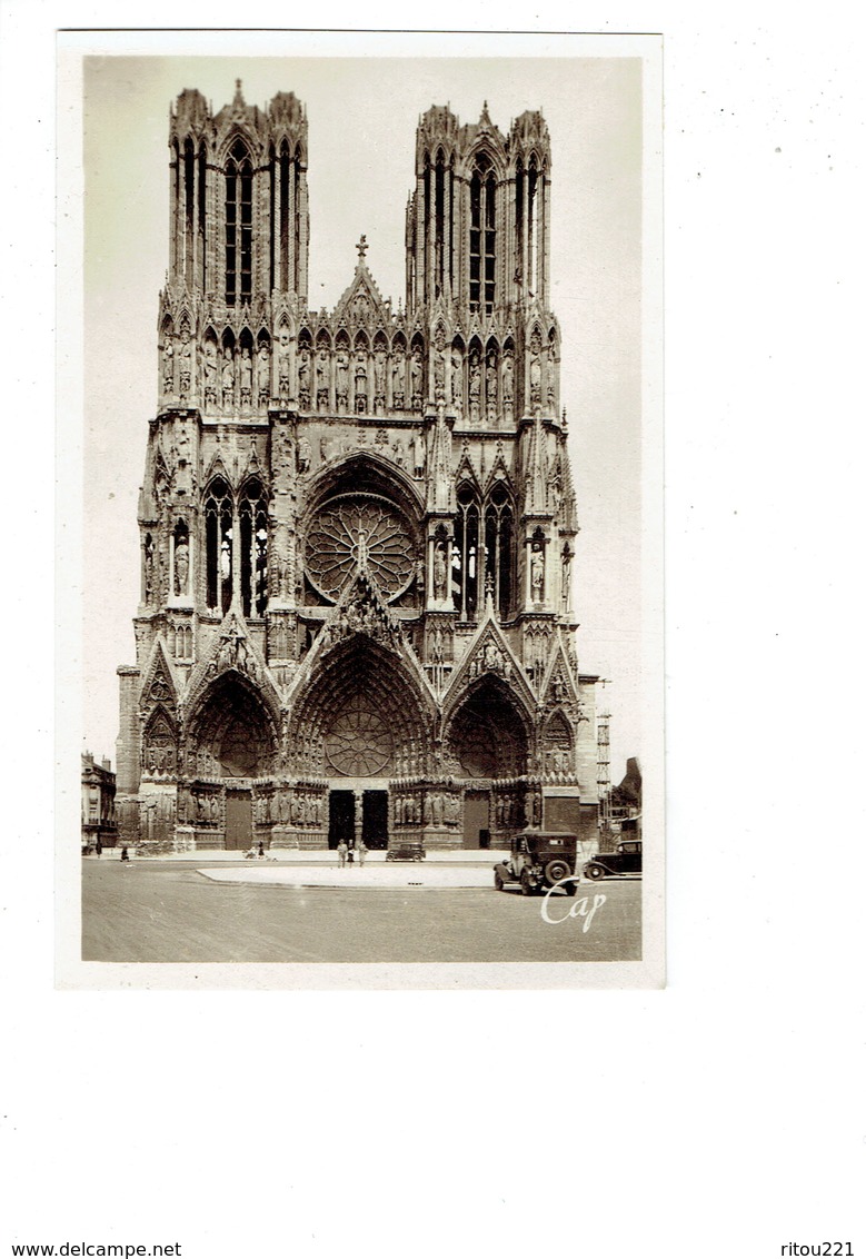 Cpm - 51 - Reims - CATHÉDRALE -   Façade -  Travaux échafaudage Voiture Ancienne  - N° 299 Cap - Reims