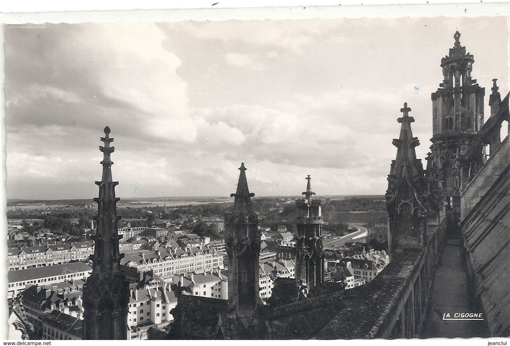 Cpsm Format Cpa. BEAUVAIS . VUE PANORAMIQUE . TIMBRE DECOLLE AU VERSO CARTE INTACTE . 2 SCANES - Beauvais