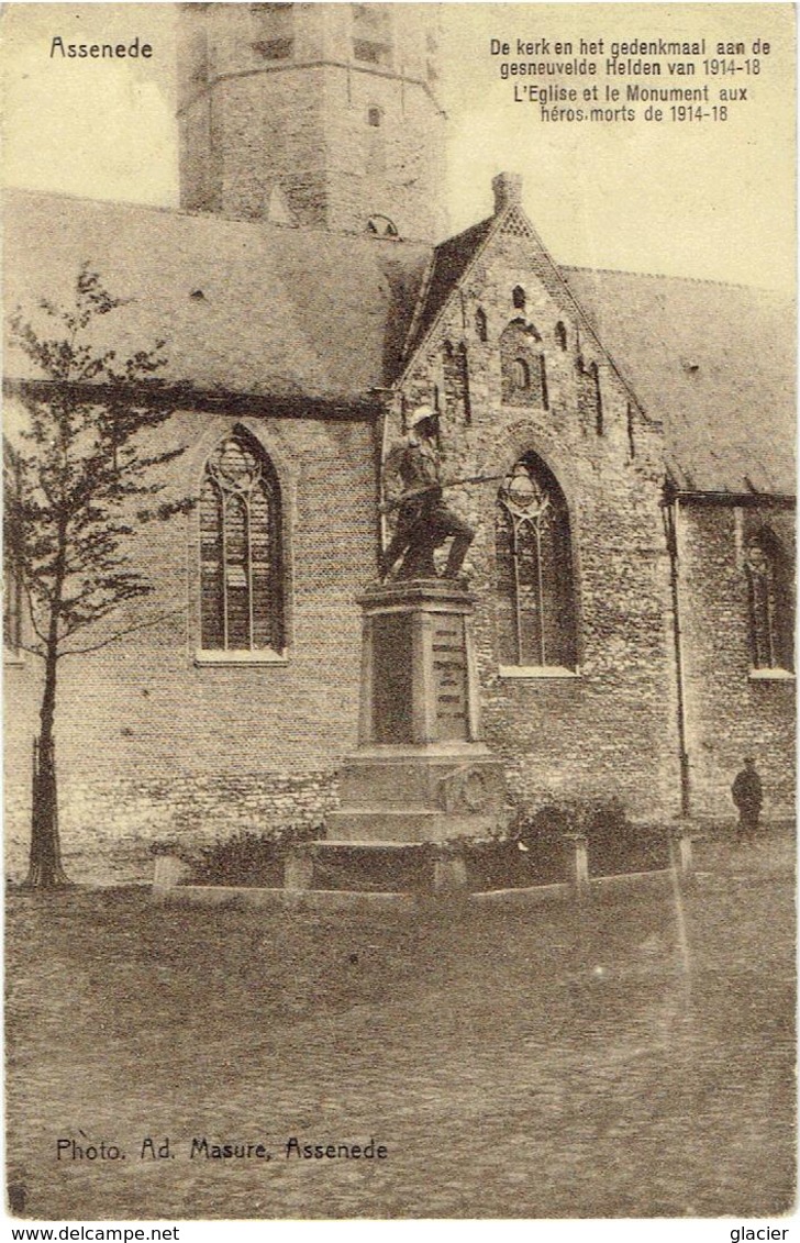 ASSENEDE - De Kerk En Het Gedenkmaal Aan De Gesneuvelde Helden Van 1914-18 - Uitg. Ad. Masure Photogr - Assenede