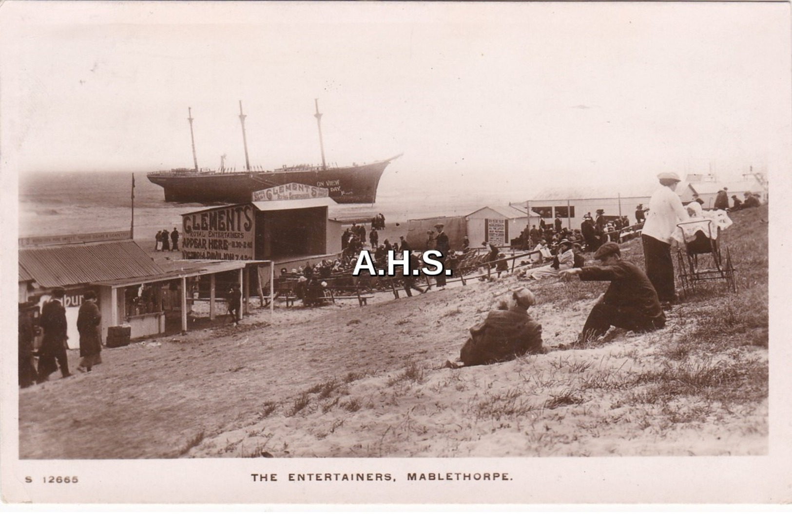 Lincolnshire; The Entertainers. Mablethorpe. Kingsway Real Photo Postcard. - Other & Unclassified