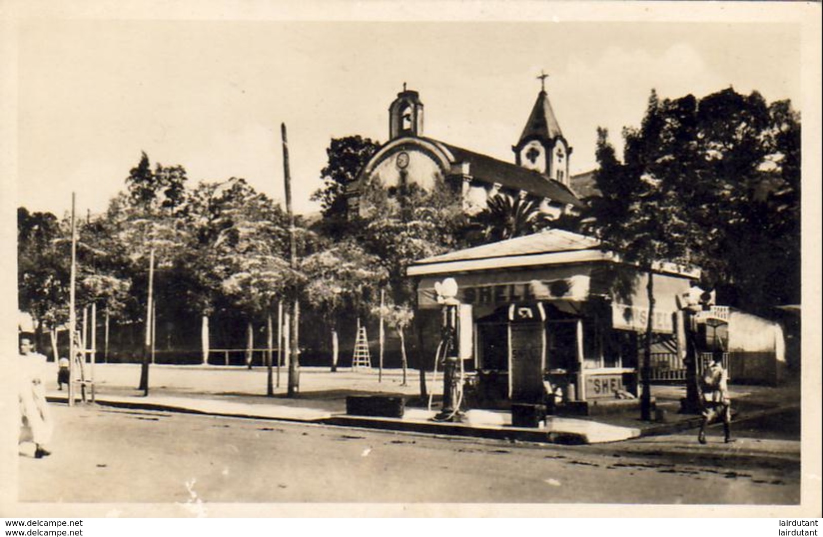 ALGERIE TIZI OUZOU  EN 1950  Place De L'Église   .........  Avec La Station SHELL - Tizi Ouzou