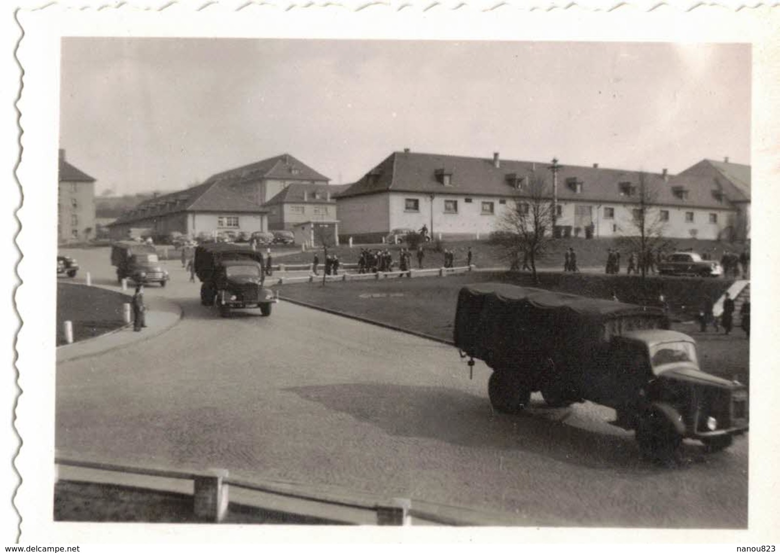 MILITARIA VIEILLE VERITABLE PHOTO DENTELEE CASERNE CAMIONS OPEL 42e Régiment Territorial 1e CIE SP 54381 A IDENTIFIER - Guerra, Militares