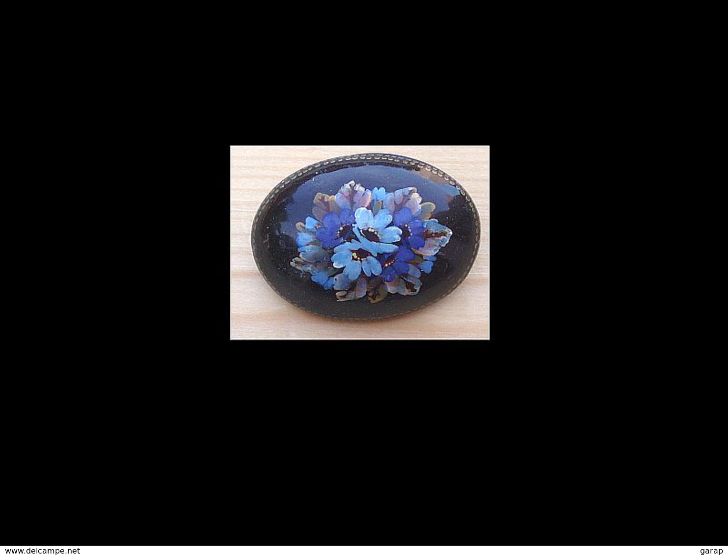 Bro-342 Broche Fantaisie Ovale De Fleur Bleue Sur Bois Laqué Noir.  Au Dos Gravé Pirkko Waltari Hand Paint - Autres & Non Classés