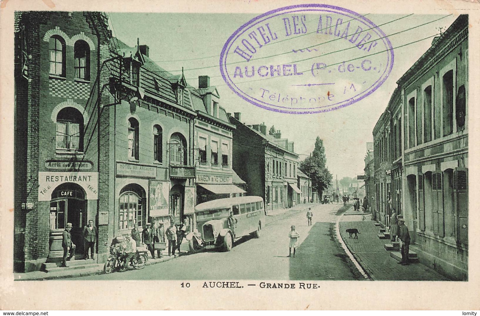 62 Auchel Grande Rue Cpa Carte Animée Cachet Hotel Des Arcades Café Restaurant Arret Des Autobus Moto - Autres & Non Classés