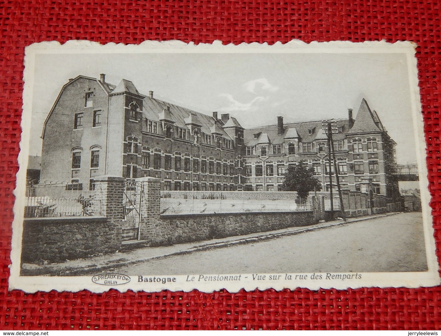 BASTOGNE  -  Le Pensionnat  - Vue Sur La Rue Des Remparts - Bastogne