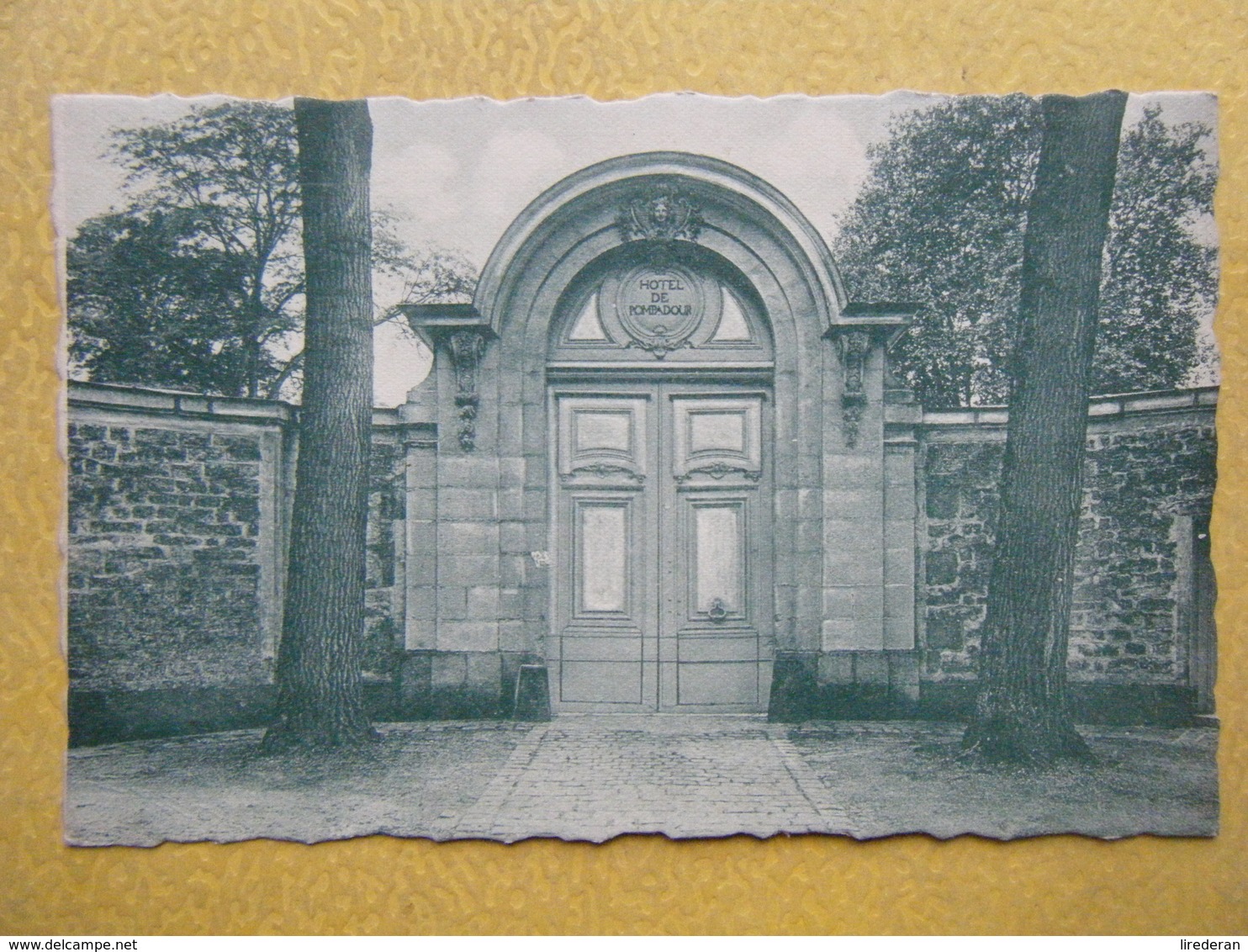 FONTAINEBLEAU. L'Hôtel De Pompadour. L'Entrée. - Fontainebleau