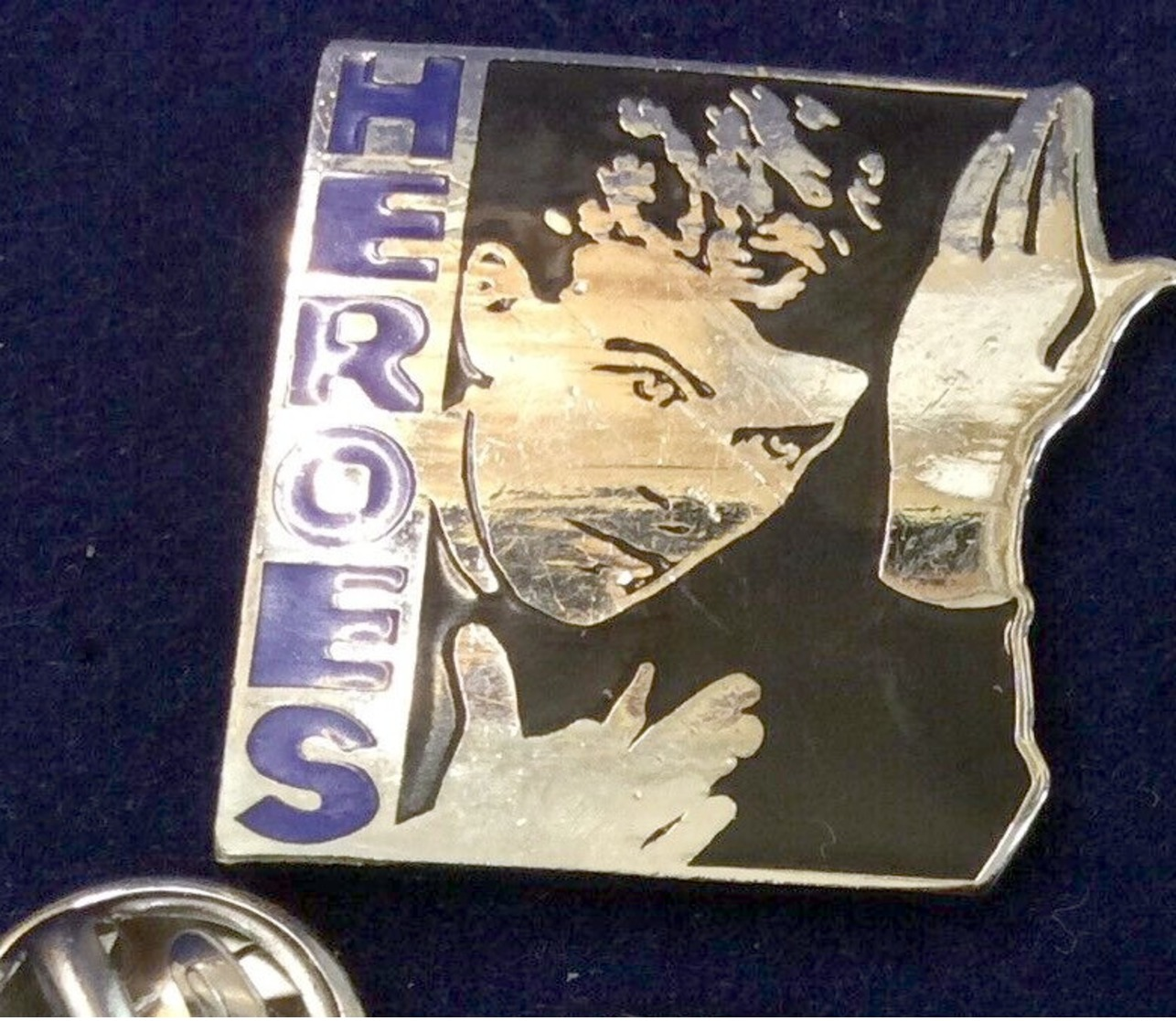 Pin's NEUF EN HOMMAGE à DAVID BOWIE HEROES CORNER EGF - Musique