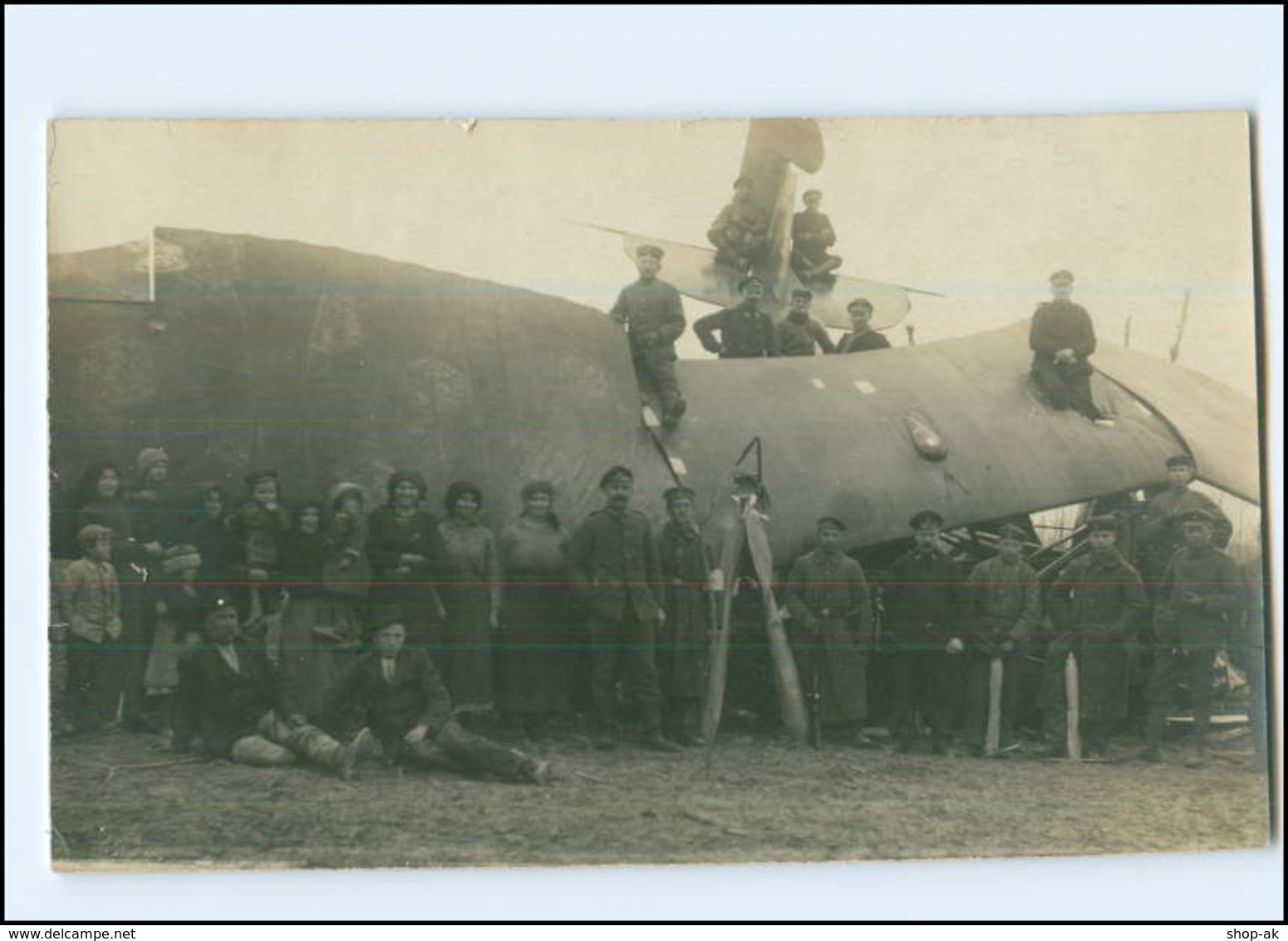 Y10154/  Abgestürztes Flugzeug 1. Weltkrieg Soldaten Foto AK Ca.1915  - War 1914-18