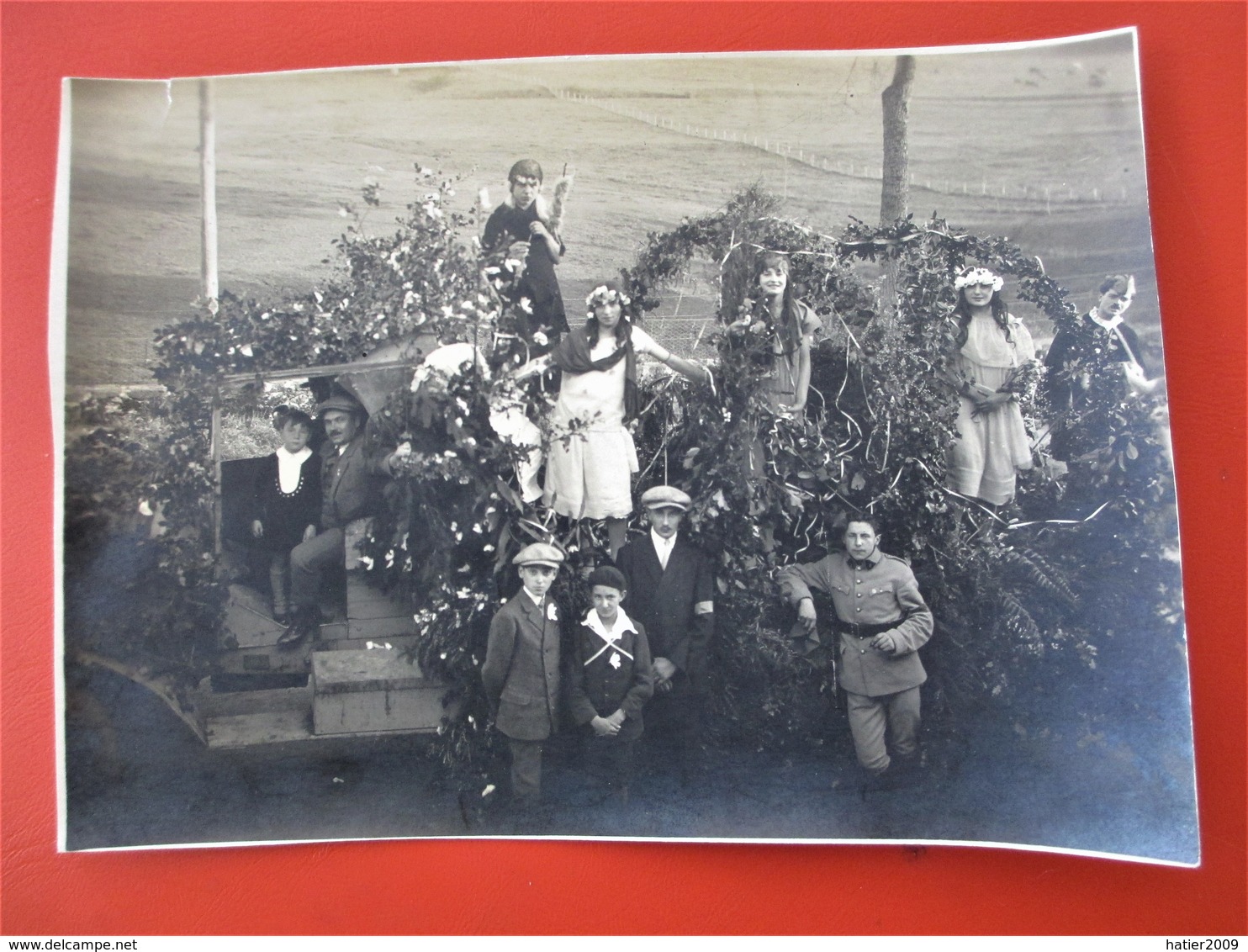 Grande Photo SOUVENIR De La FETE De BESSINES - Char Fleuri Tres Animé - Bessines Sur Gartempe