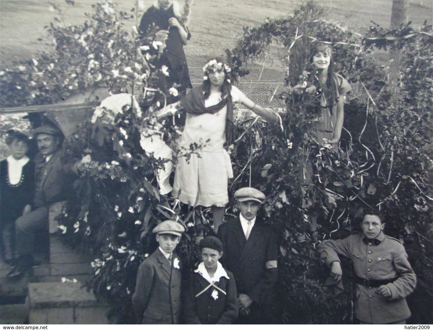 Grande Photo SOUVENIR De La FETE De BESSINES - Char Fleuri Tres Animé - Bessines Sur Gartempe