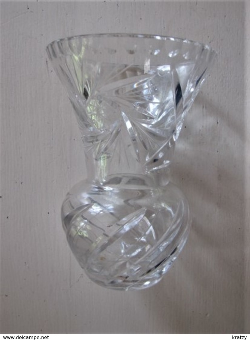 VASE EN VERRE TAILLE - 16 Cm. - C9 - Glass & Crystal