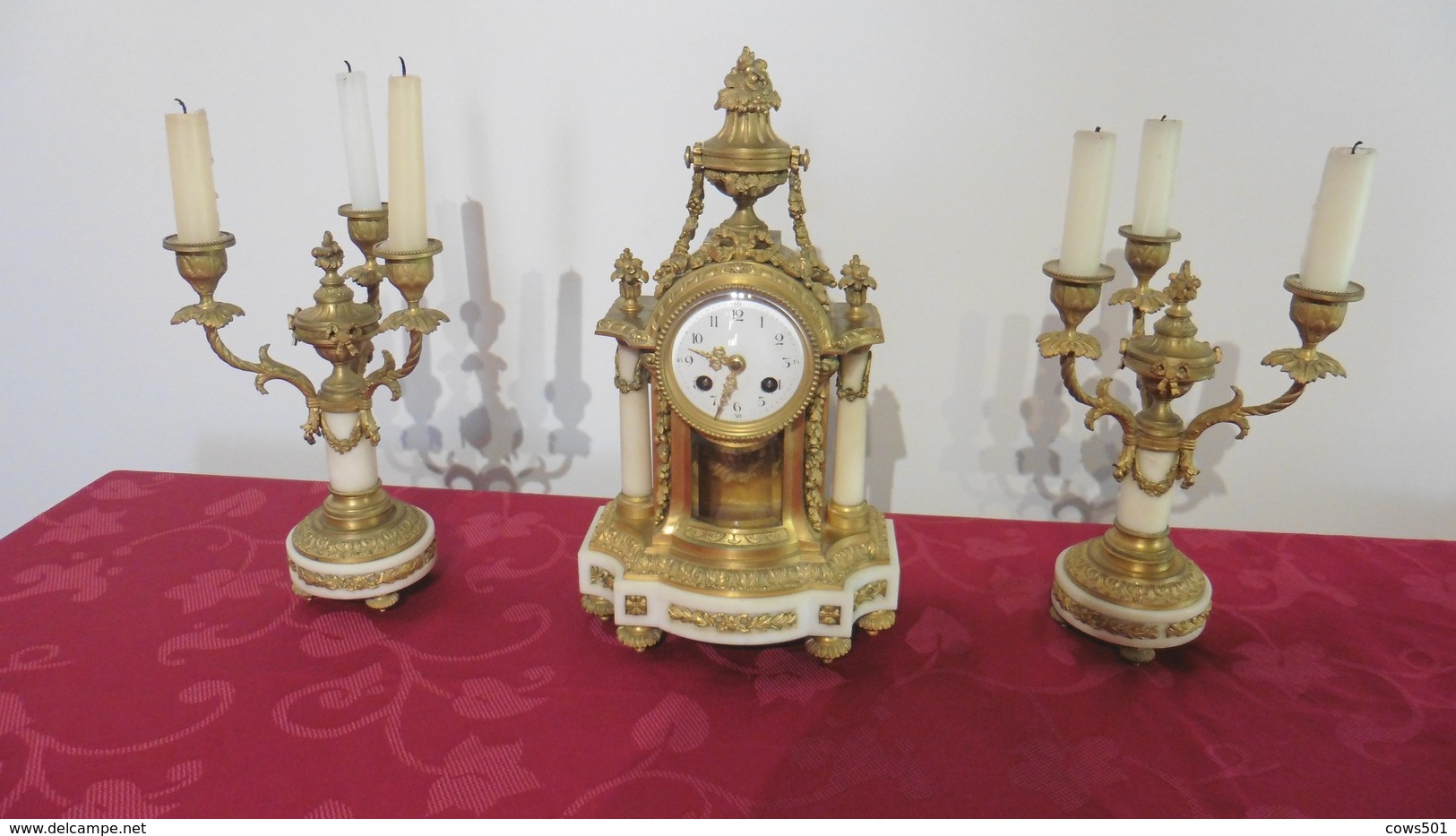 Pendule Horloge  De Style  Ancienne  Avec Ses Deux Chandeliers - Clocks