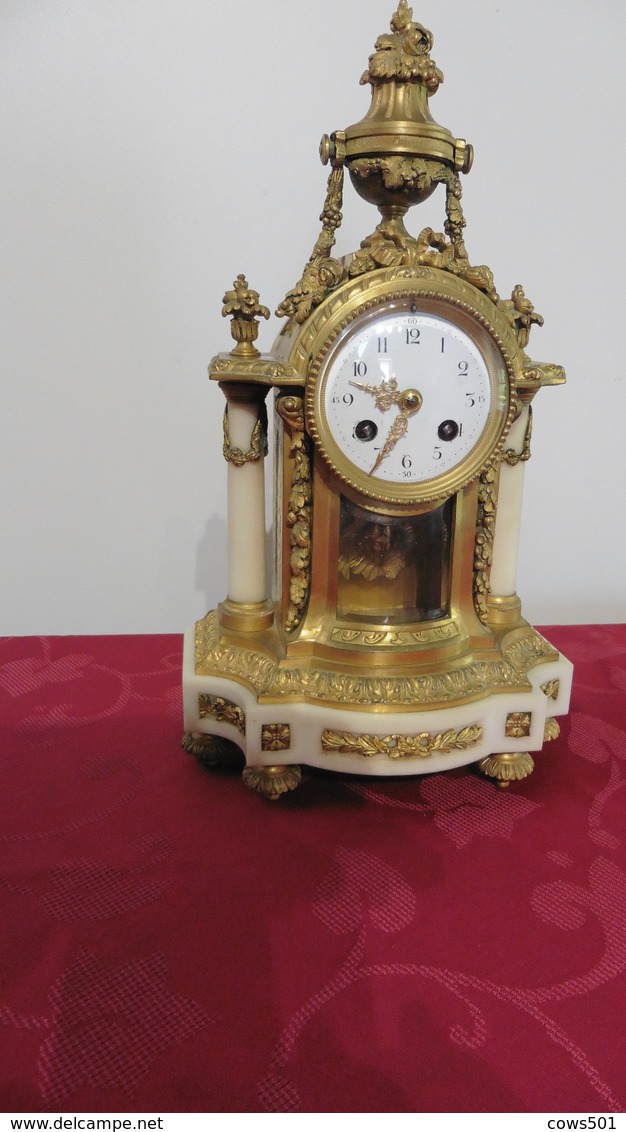 Pendule Horloge  De Style  Ancienne  Avec Ses Deux Chandeliers - Clocks