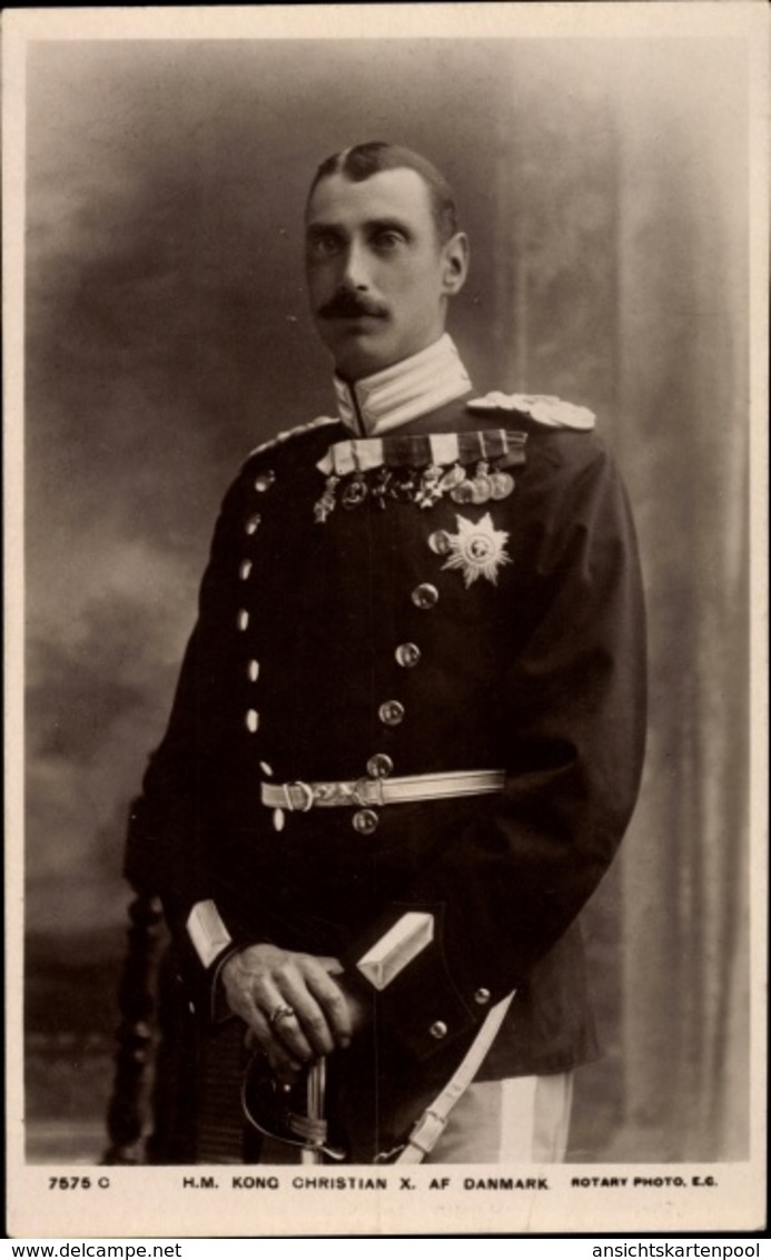 Cp Roi Christian X. Von Dänemark, Standportrait In Uniform - Familias Reales