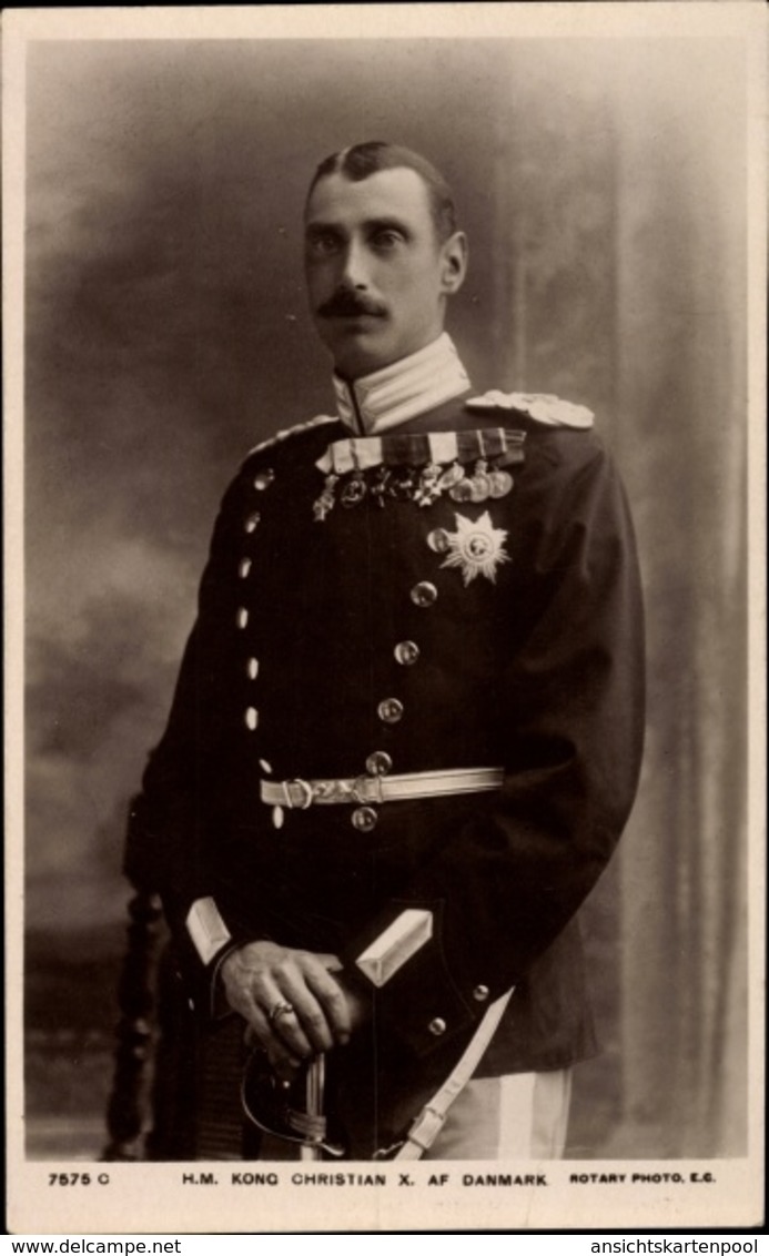 Cp Roi Christian X. Von Dänemark, Standportrait In Uniform - Familles Royales