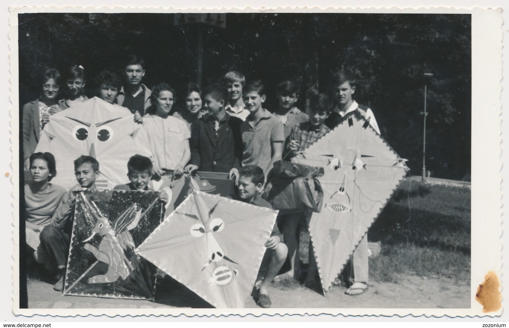 REAL PHOTO,Group Children With Kites , Enfants Jouant Des Cerfs-volants, ORIGINAL Snapshot - Non Classés