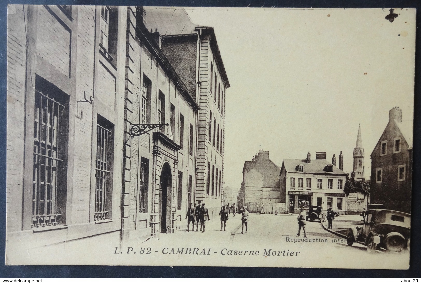 CPA 59 CAMBRAI - RARE Vue - Caserne Mortier - Edit. L.P. 32 - Réf. Z 175 - Cambrai