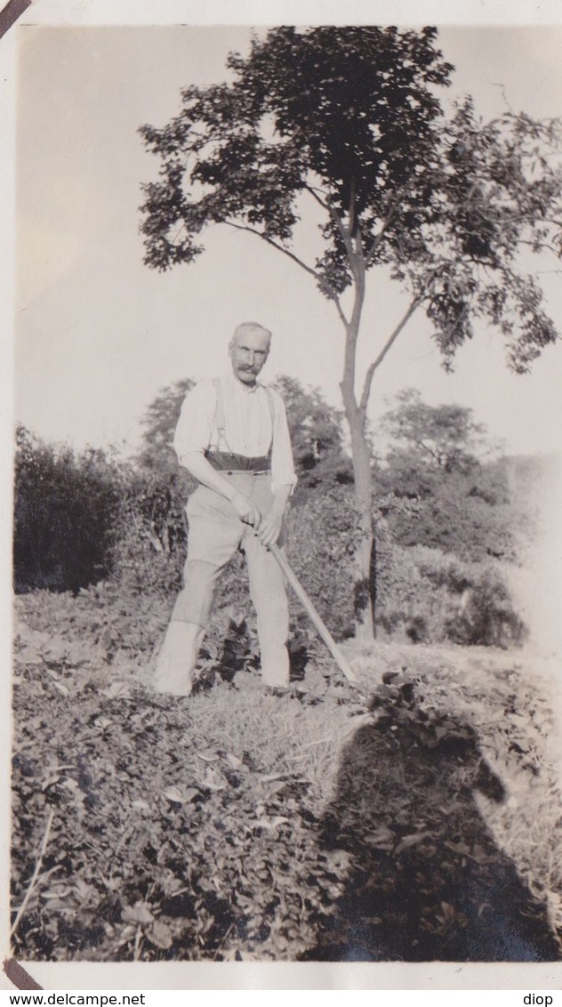 Photographie Anonyme Vintage Snapshot Homme Man Jardinier Ombre Shadow - Altri & Non Classificati