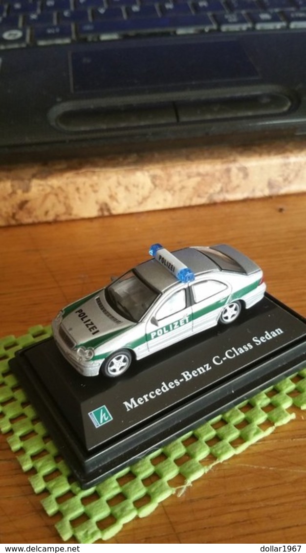 Hongwell - Mercedes - Benz C-class Sedan , Polizei . 1:76 - Scale 1:76