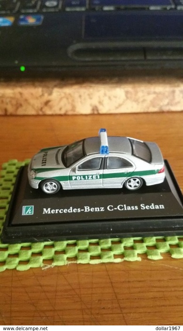 Hongwell - Mercedes - Benz C-class Sedan , Polizei . 1:76 - Scale 1:76