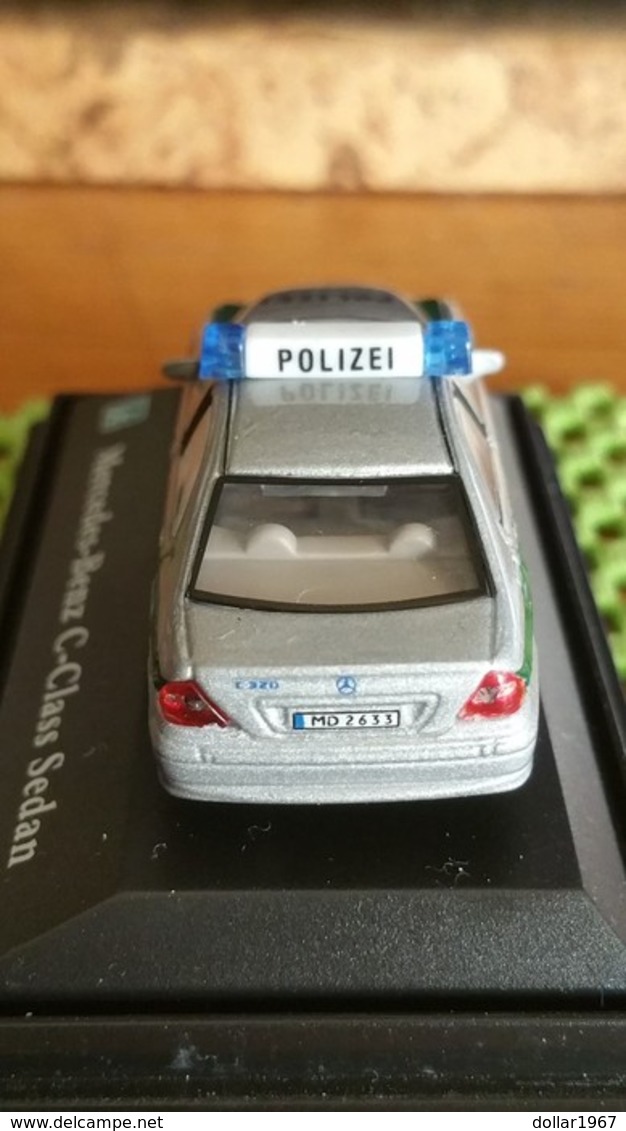 Hongwell - Mercedes - Benz C-class Sedan , Polizei . 1:76 - Scale 1:76