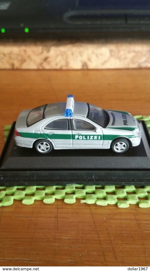 Hongwell - Mercedes - Benz C-class Sedan , Polizei . 1:76 - Scale 1:76