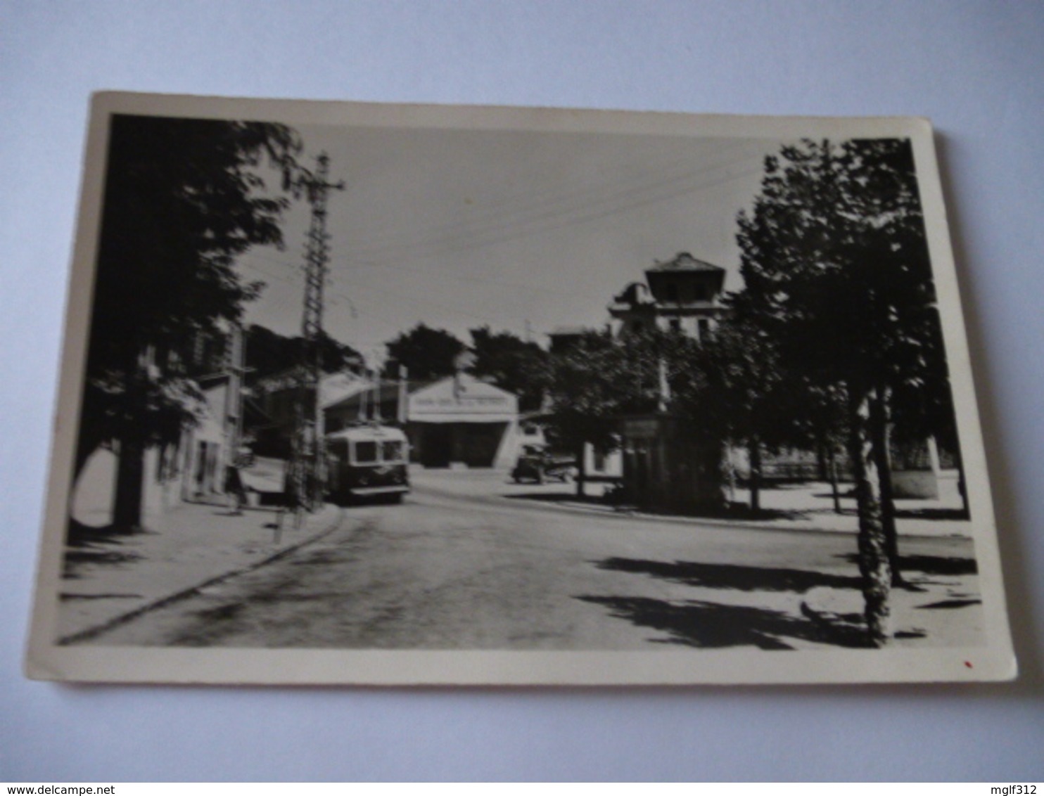 TROLLEYBUS VETRA (Ligne 6) Devant Le Café De La Victoire LA BOUZAREAH - ALGER   Vers 1953 - Détails Sur Les 2 Scans - Bus & Autocars