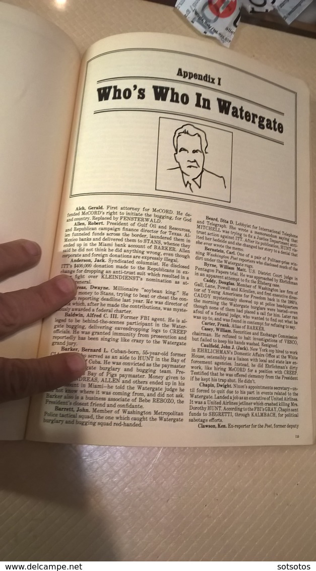 The WATERGATE FILE, a concise, illustrated guide to the peopleand events – 1973 – BUSCHEL – ROBBINS – VITKA – Ed Flash B