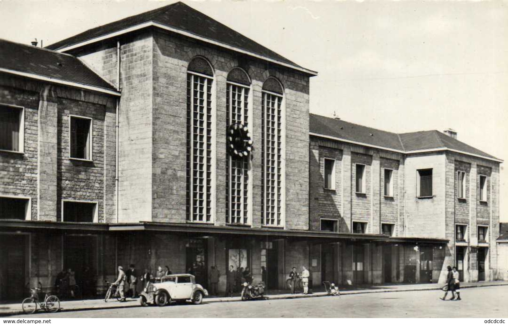 Cpsm Petit Format CHARTRES  La Gare Belle Voiture Moto RV - Chartres