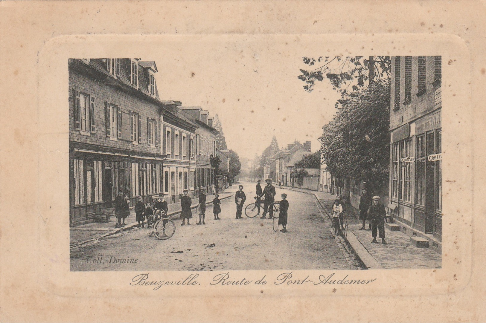 Cpa  Beuzeville Route De Pont Audemer. Animée. Circulée - Autres & Non Classés