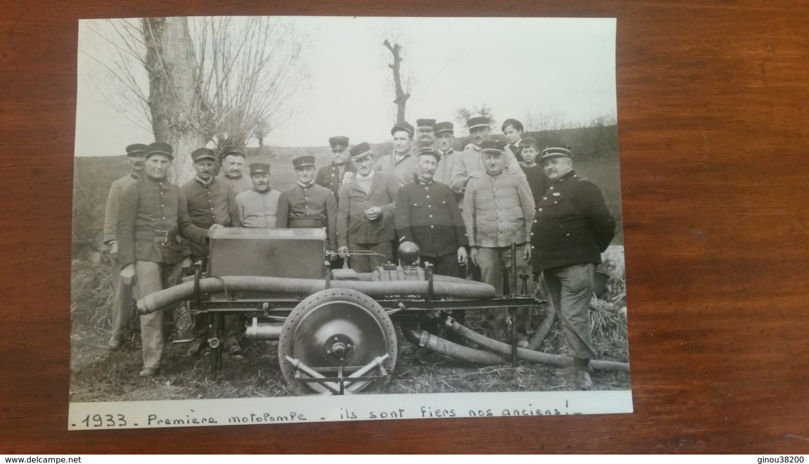 Retirage D'une Photo De Pompiers Devant  Motopompe - Métiers