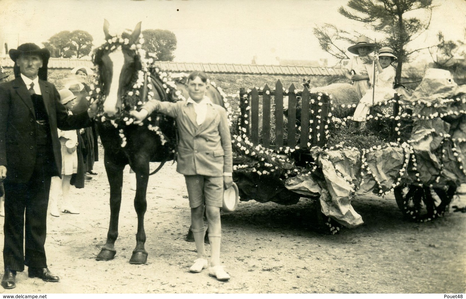 A Identifier, Carte-photo D'une Cavalcade En Bretagne. Attelage. - A Identifier