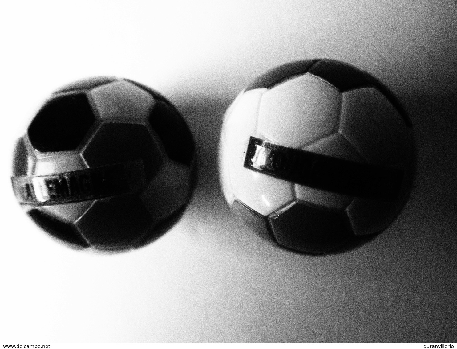 Lot De 2 Pin's Différents Sport Ballon De Football Pays Yougoslavie Allemagne Championnat D'Europe - Football