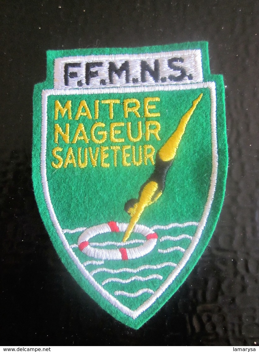 ÉCUSSON BLASON BRODE EN TISSU FÉDÉRATION FRANÇAISE DES MAITRES NAGEURS - SAUVETEURS 23 Rue DE LA SOURDIERE 75 001 PARIS - Patches