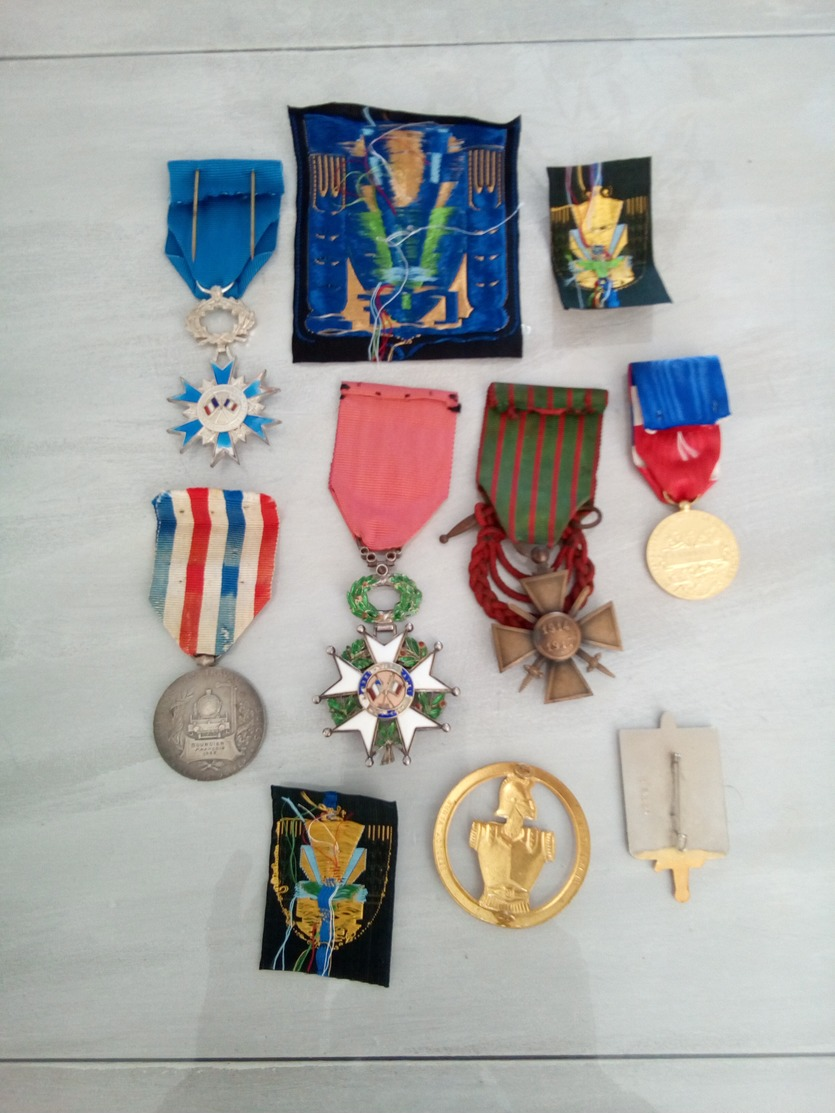 8096-2019    LOT DE 5 DECORATIONS  CIVILES OU MILITAIRES 3 INSIGNES TISSUS CHANTIERS DE JEUNESSE Et 2 INSIGNES METAL - Other & Unclassified