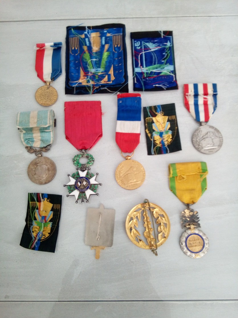 8097-2019    LOT DE 6 DECORATIONS  CIVILES OU MILITAIRES 4 INSIGNES TISSUS CHANTIERS DE JEUNESSE Et 2 INSIGNES METAL - Other & Unclassified