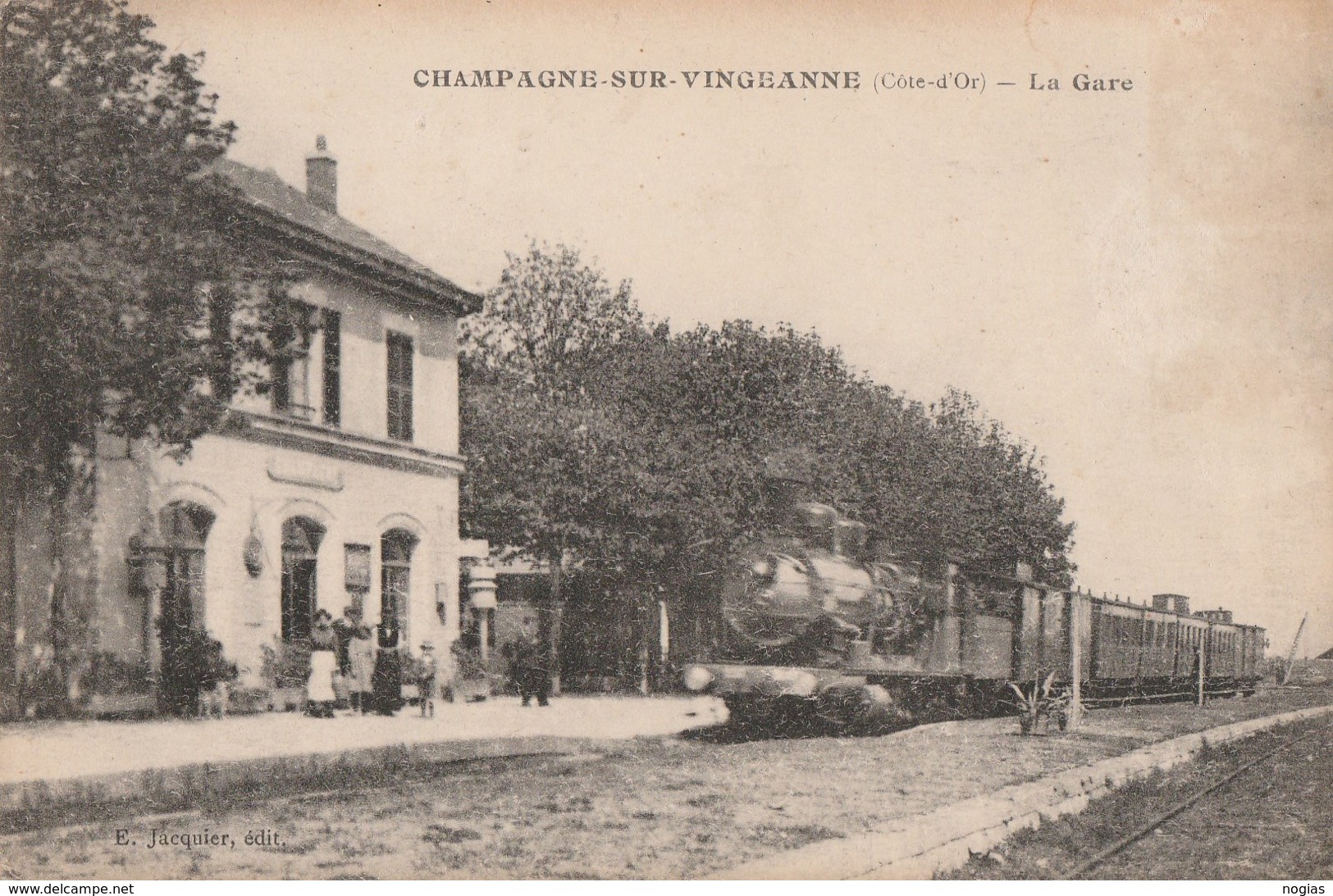 CHAMPAGNE-SUR-VINGEANNE - LE TRAIN ARRIVE EN GARE - PETITE ANIMATION SUR LE QUAI - - Autres & Non Classés